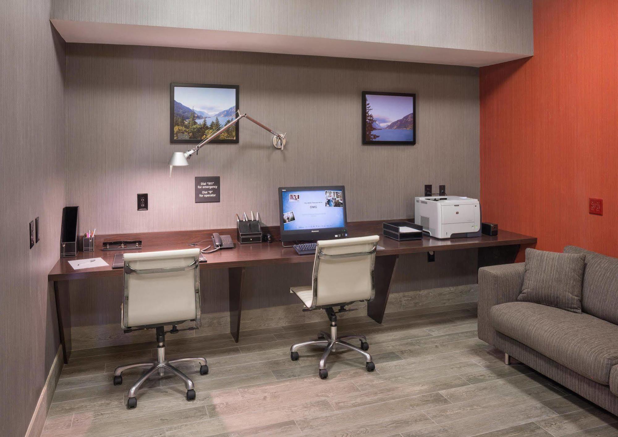 La Quinta Inn & Suites By Wyndham St Louis Route 66 Windsor Springs Екстер'єр фото